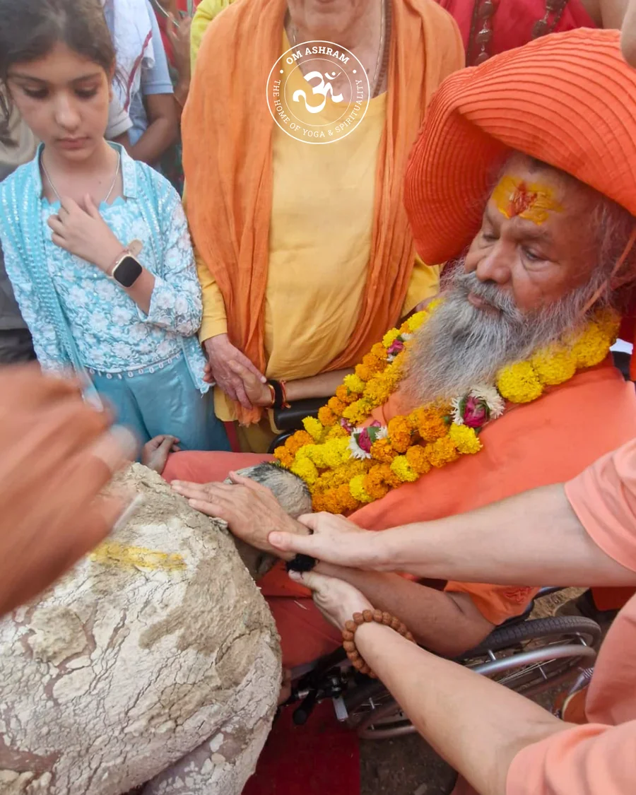  A divine meeting: Vishwaguru ji bestows his grace upon Pujya Maharaj Ji on the final day of Panch Dhuni Tapasya.